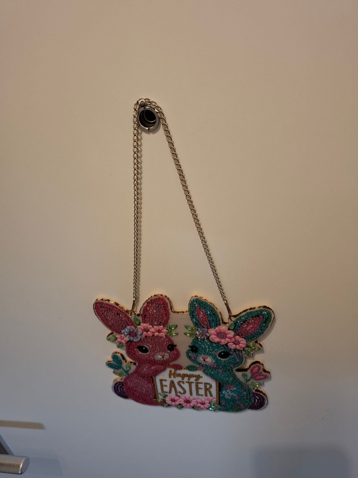Oster-Türhänger „Happy Easter“ – Glitzerndes Diamond Painting Holzschild mit Osterhasen