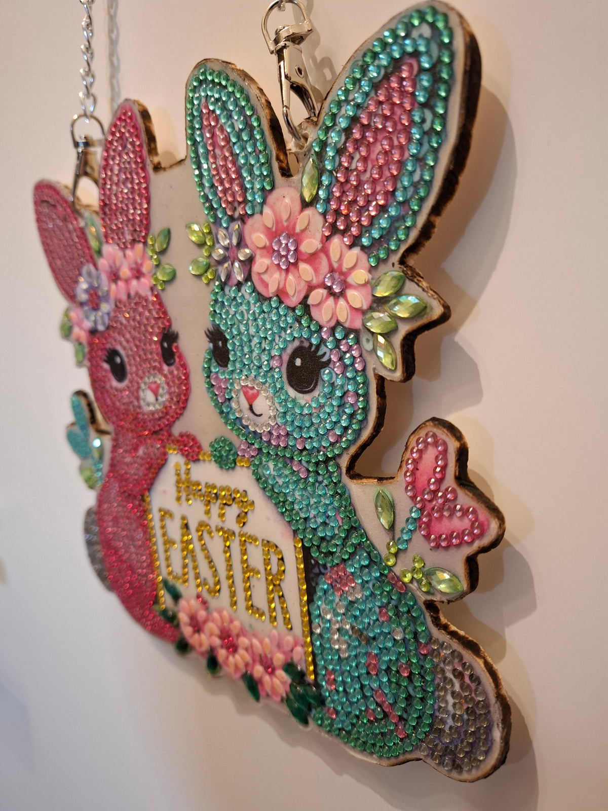 Diamond Painting Türhänger „Happy Easter“ – Glitzerndes Osterhasen-Paar mit Blumenkranz