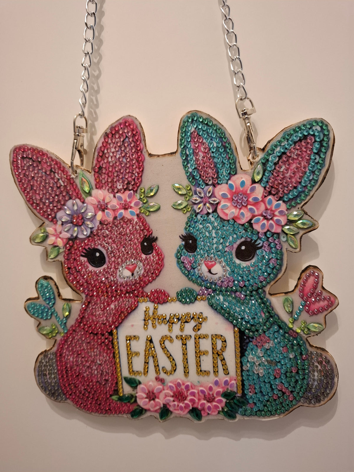 Diamond Painting Türhänger „Happy Easter“ – Glitzerndes Osterhasen-Paar mit Blumenkranz
