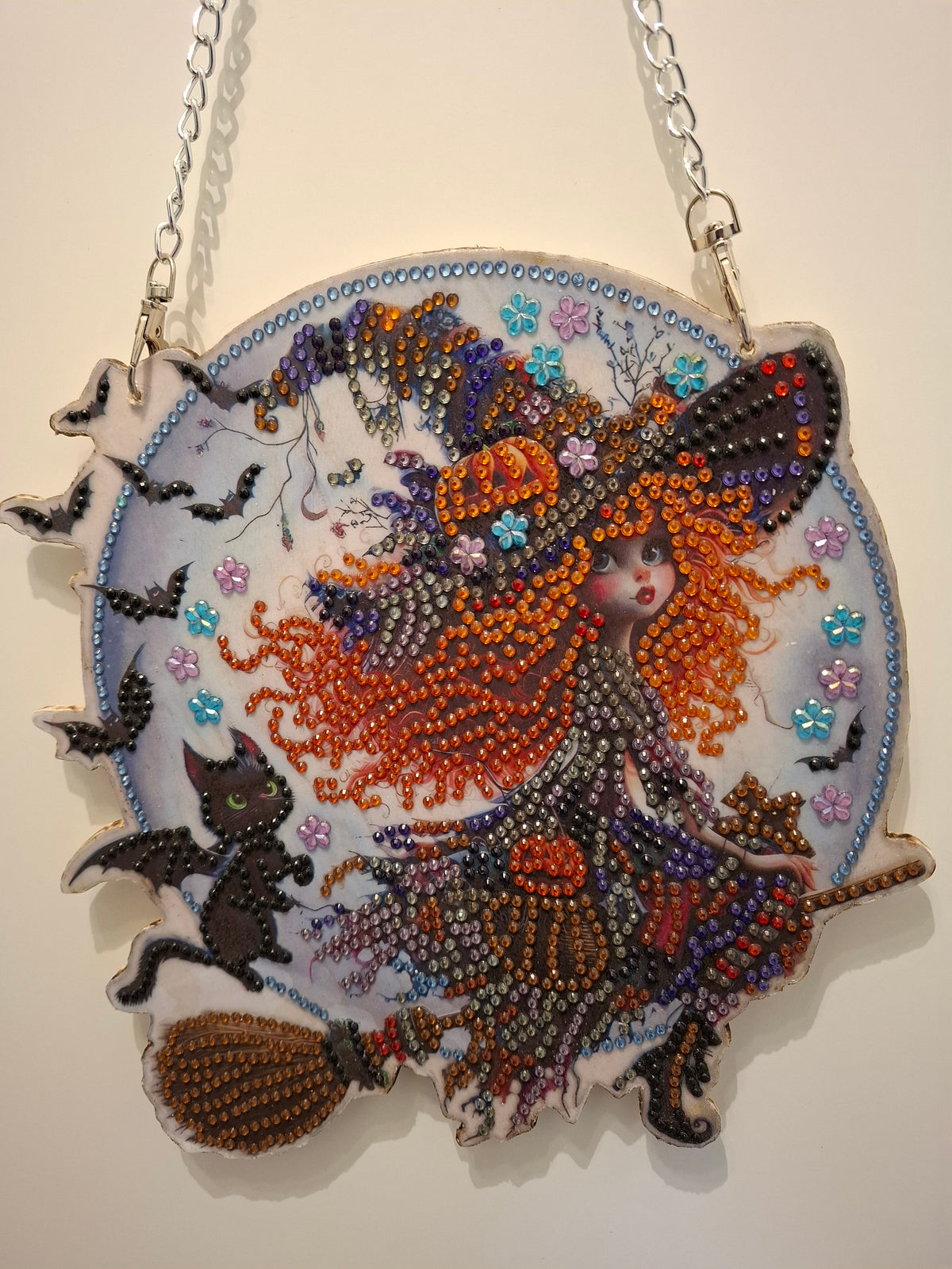 Diamond Painting Halloween-Türhänger „Kleine Hexe auf Besen“ – Funkelnde Wanddeko mit Katze & Metallkette