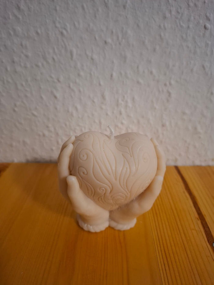 Handgefertigte Motivkerze „Schützende Hände & Herz“ – Elegante Dekokerze in Beige / Soft Nude
