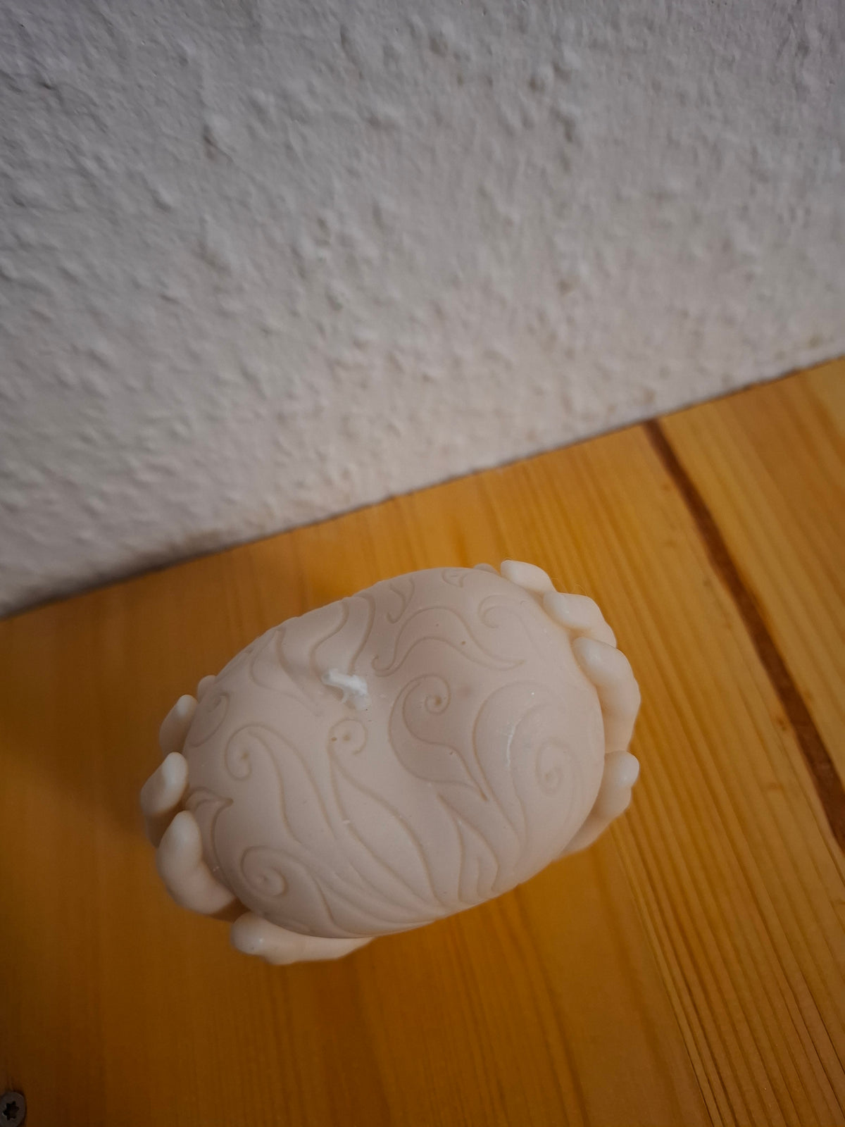 Handgefertigte Motivkerze „Schützende Hände & Herz“ – Elegante Dekokerze in Beige / Soft Nude