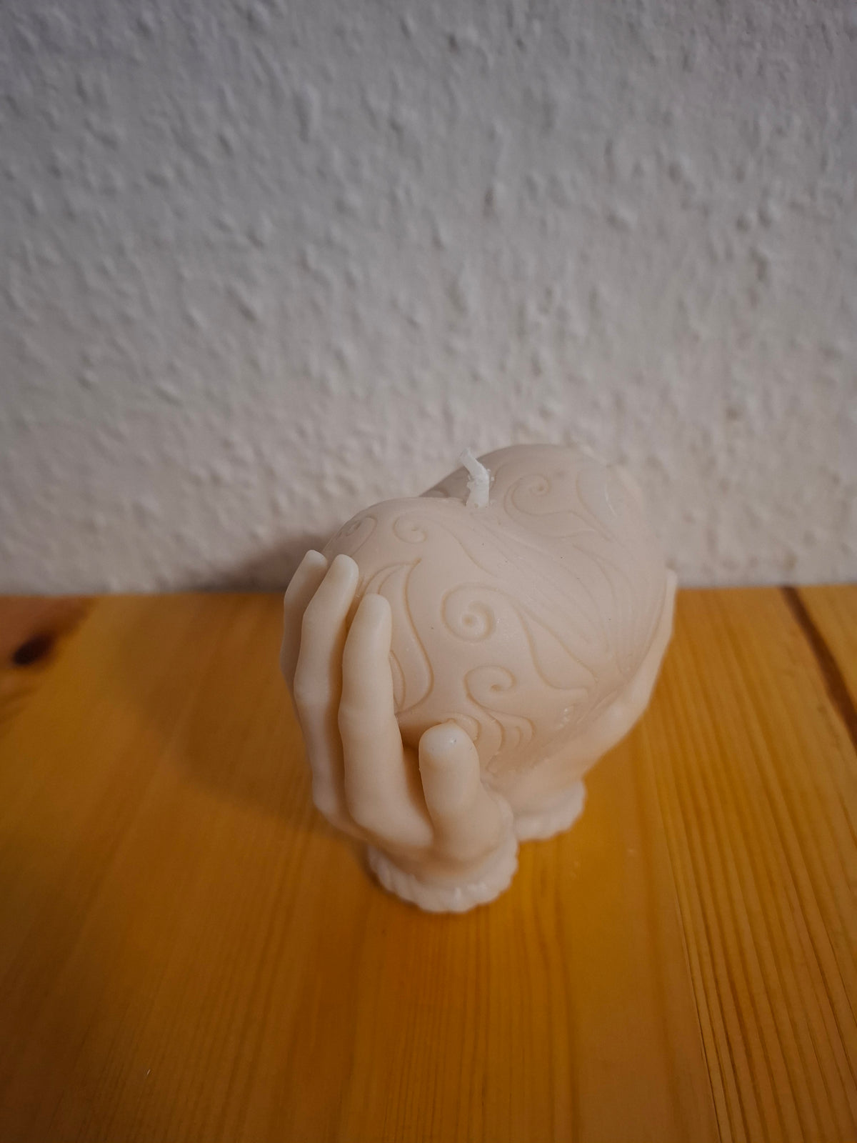 Handgefertigte Motivkerze „Schützende Hände & Herz“ – Elegante Dekokerze in Beige / Soft Nude