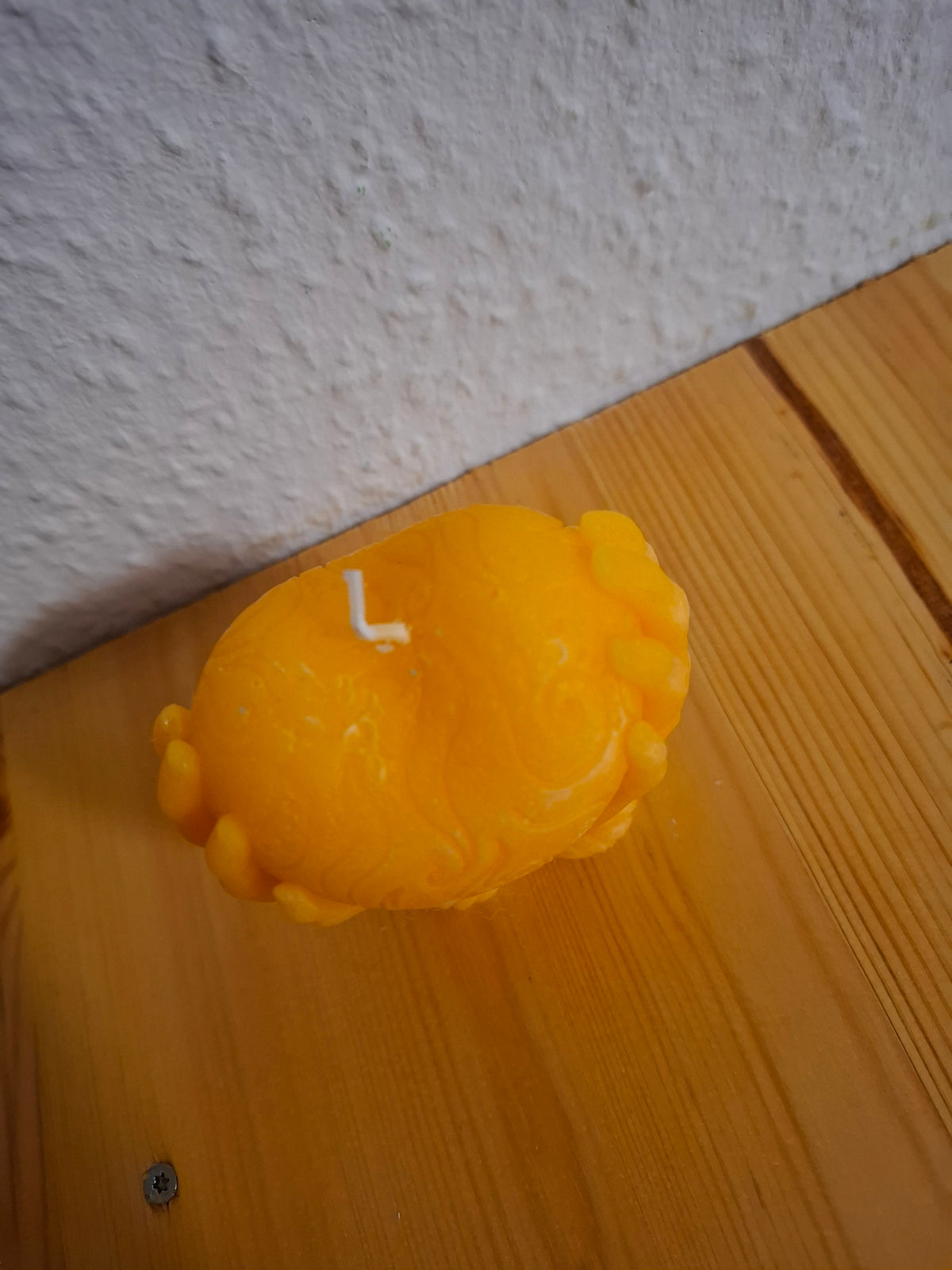 Handgefertigte Motivkerze „Schützende Hände & Herz“ – Strahlende Dekokerze in Gelb / Orange