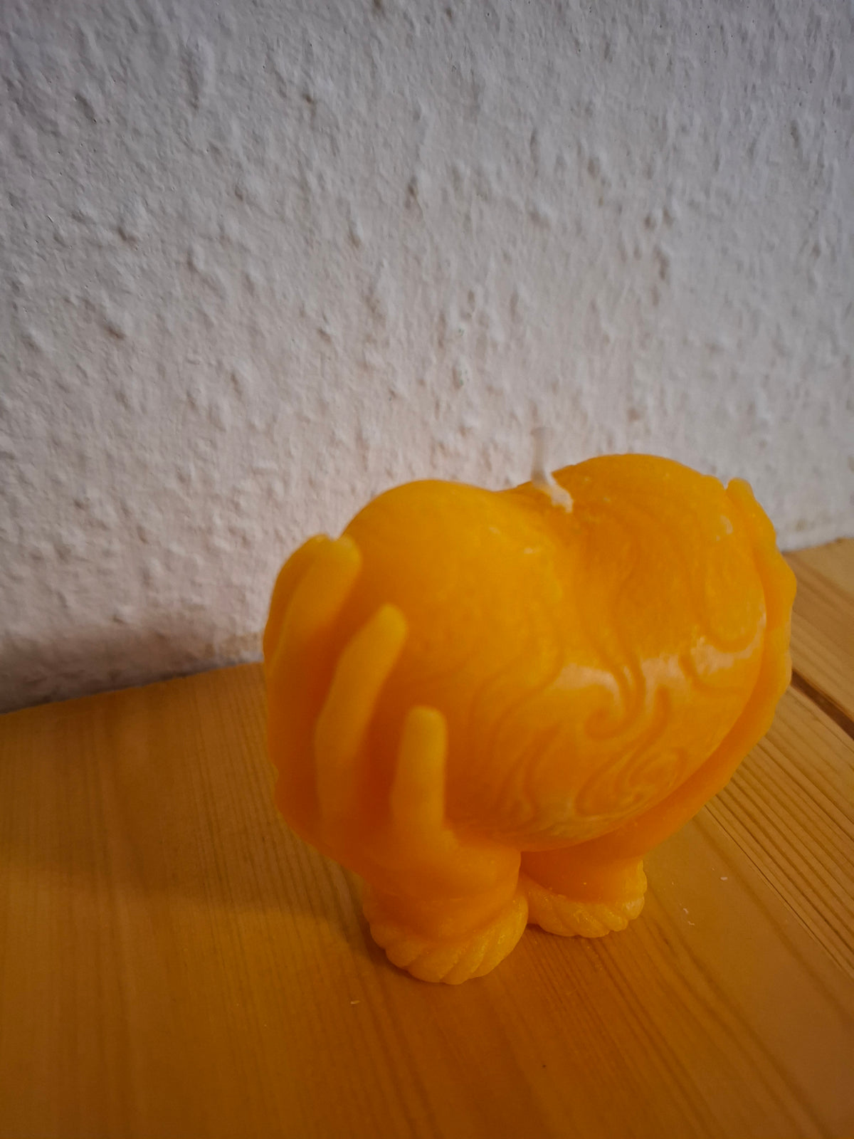 Handgefertigte Motivkerze „Schützende Hände & Herz“ – Strahlende Dekokerze in Gelb / Orange