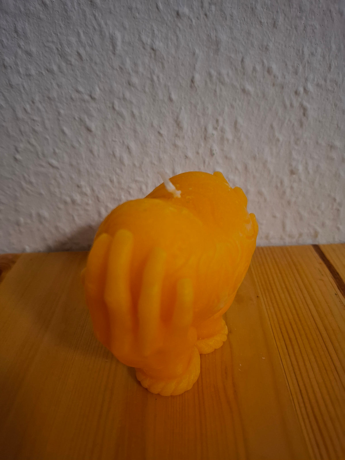 Handgefertigte Motivkerze „Schützende Hände & Herz“ – Strahlende Dekokerze in Gelb / Orange
