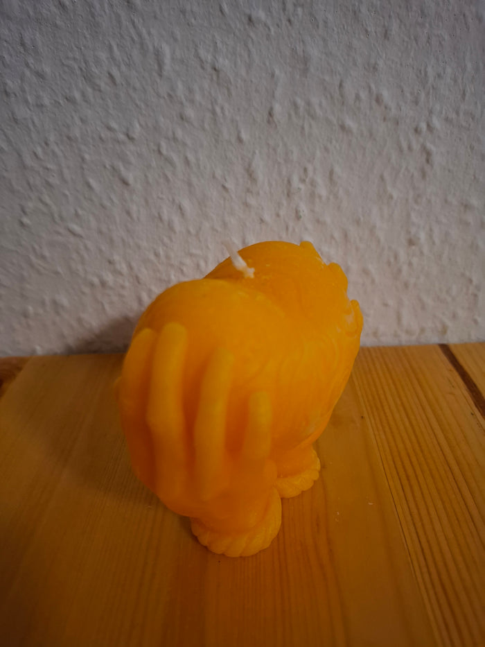 Handgefertigte Motivkerze „Schützende Hände & Herz“ – Strahlende Dekokerze in Gelb / Orange