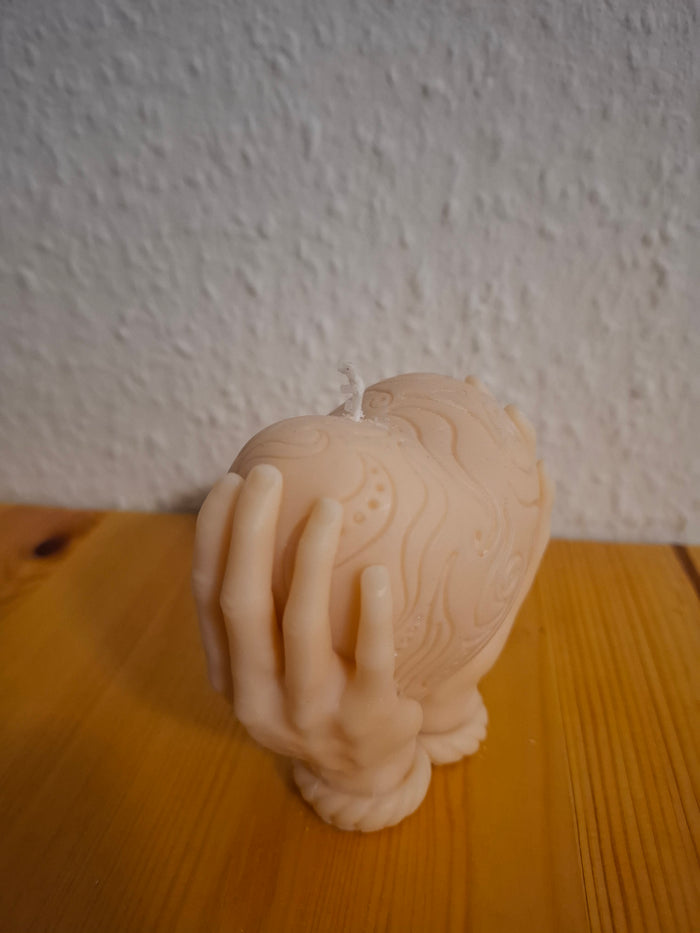 Handgefertigte Motivkerze „Schützende Hände & Herz“ – Romantische Dekokerze in Altrosa / Rosé