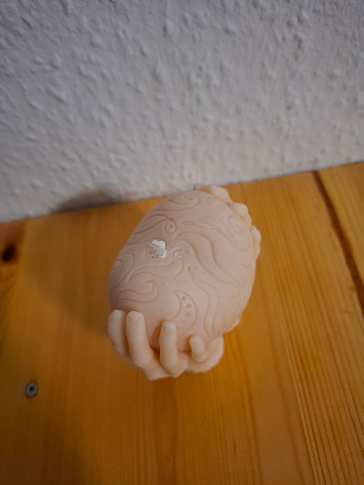 Handgefertigte Motivkerze „Schützende Hände & Herz“ – Romantische Dekokerze in Altrosa / Rosé