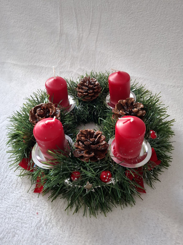 Adventskranz „Klassisch Rot“ – Tannenkranz mit 4 roten Kerzen, Glitzerzapfen & Sternen