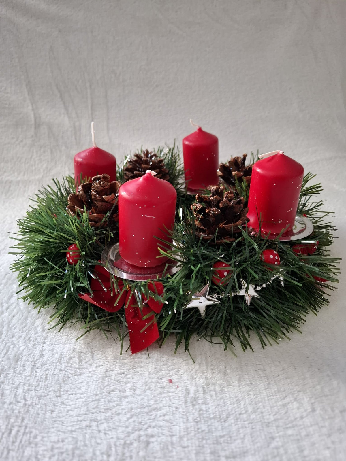 Adventskranz „Klassisch Rot“ – Tannenkranz mit 4 roten Kerzen, Glitzerzapfen & Sternen