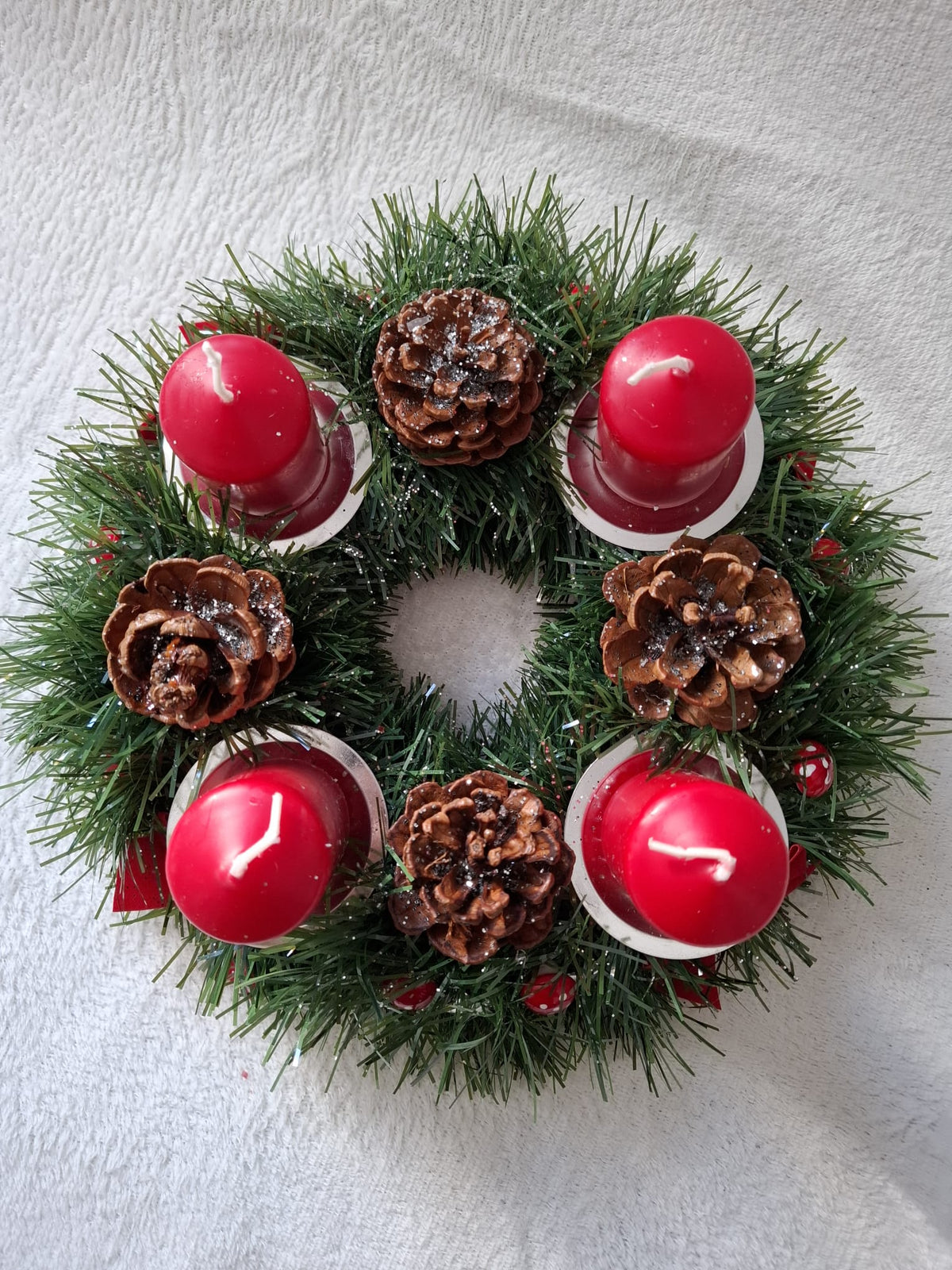 Adventskranz „Klassisch Rot“ – Tannenkranz mit 4 roten Kerzen, Glitzerzapfen & Sternen