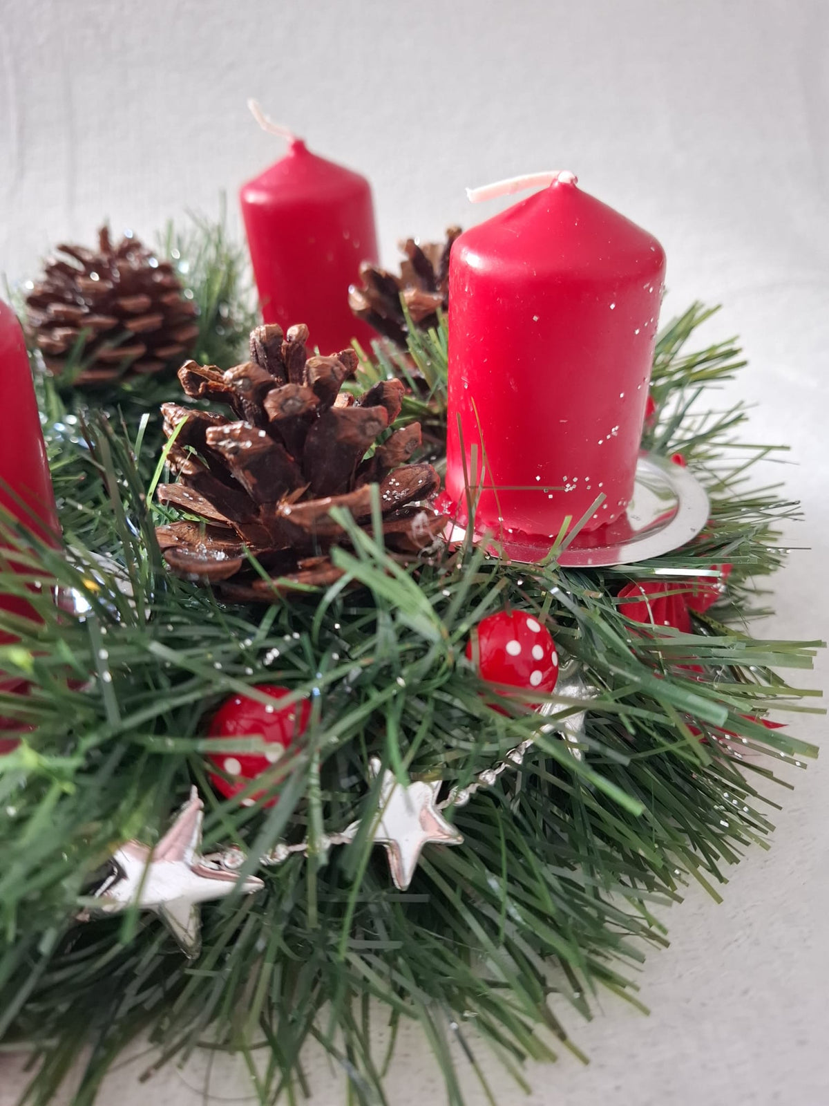 Adventskranz „Klassisch Rot“ – Tannenkranz mit 4 roten Kerzen, Glitzerzapfen & Sternen