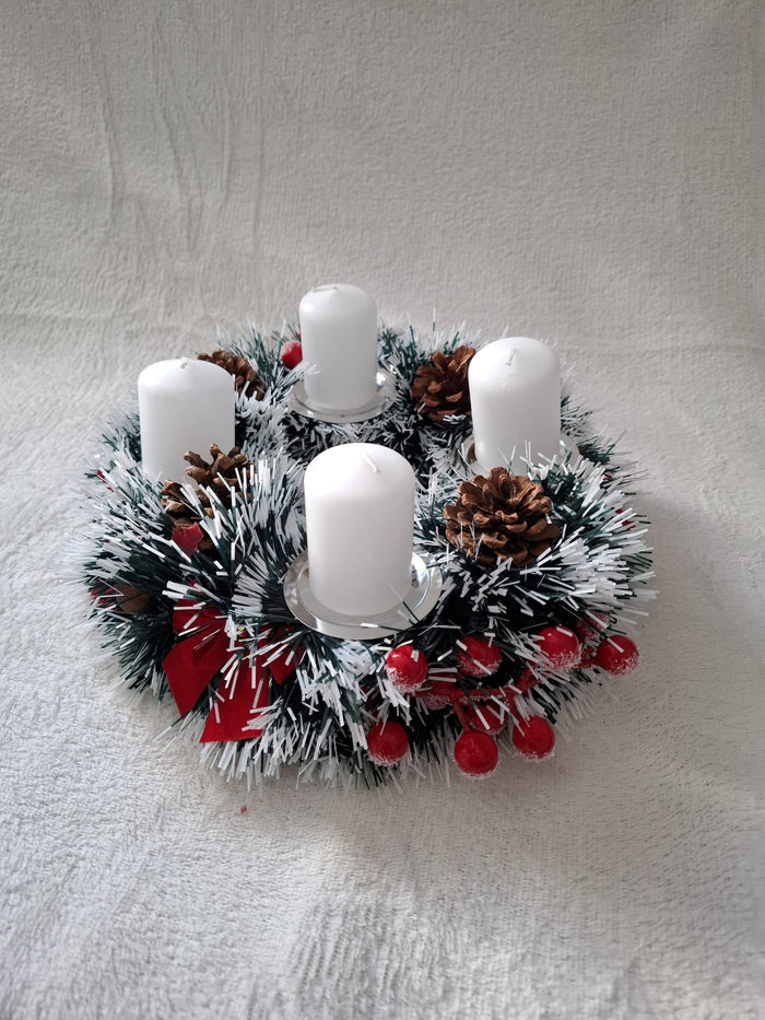 Adventskranz „Winterweiß“ – Verschneiter Tischkranz mit 4 weißen Kerzen, Zapfen & roten Beeren