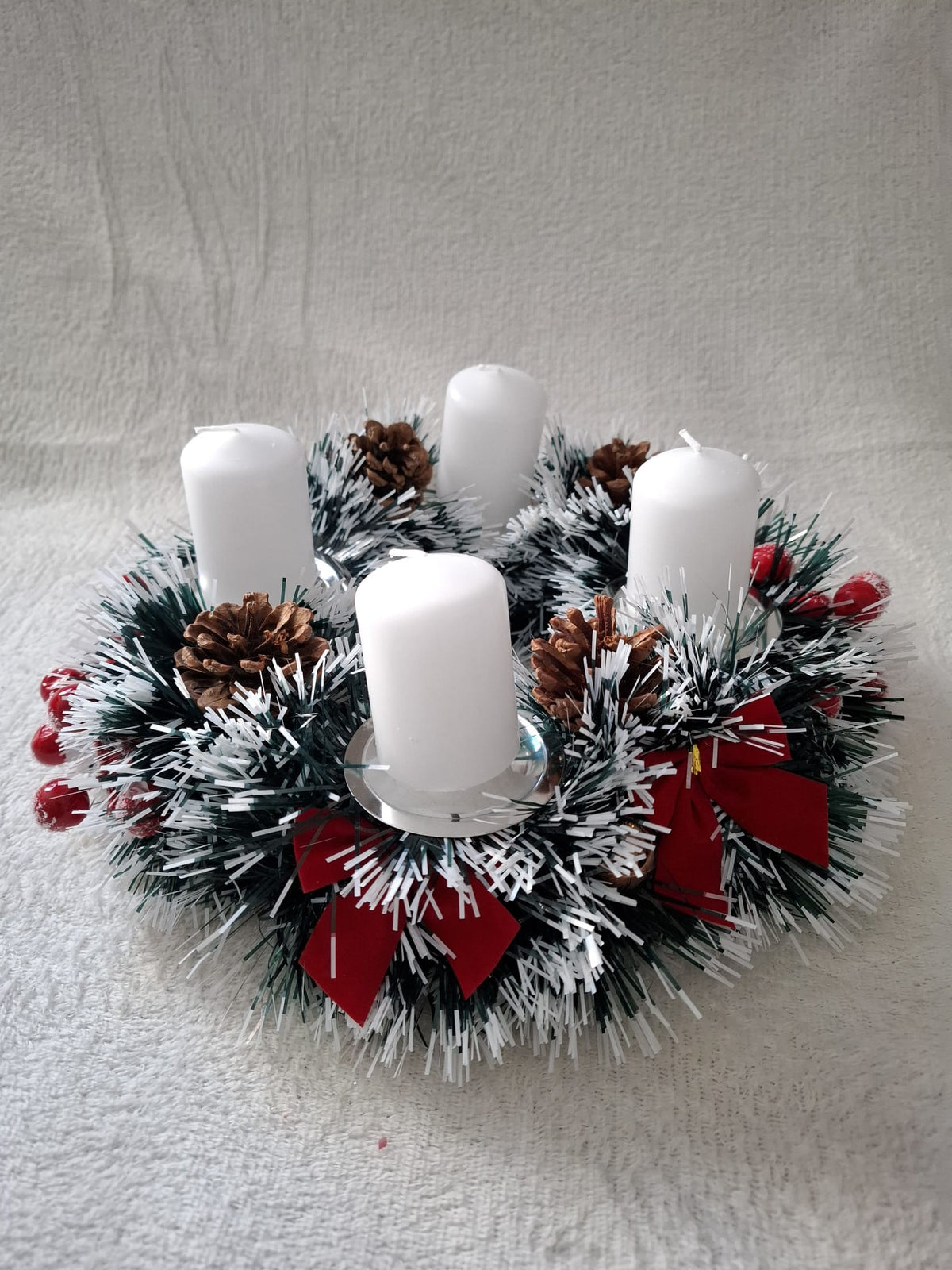 Adventskranz „Winterweiß“ – Verschneiter Tischkranz mit 4 weißen Kerzen, Zapfen & roten Beeren