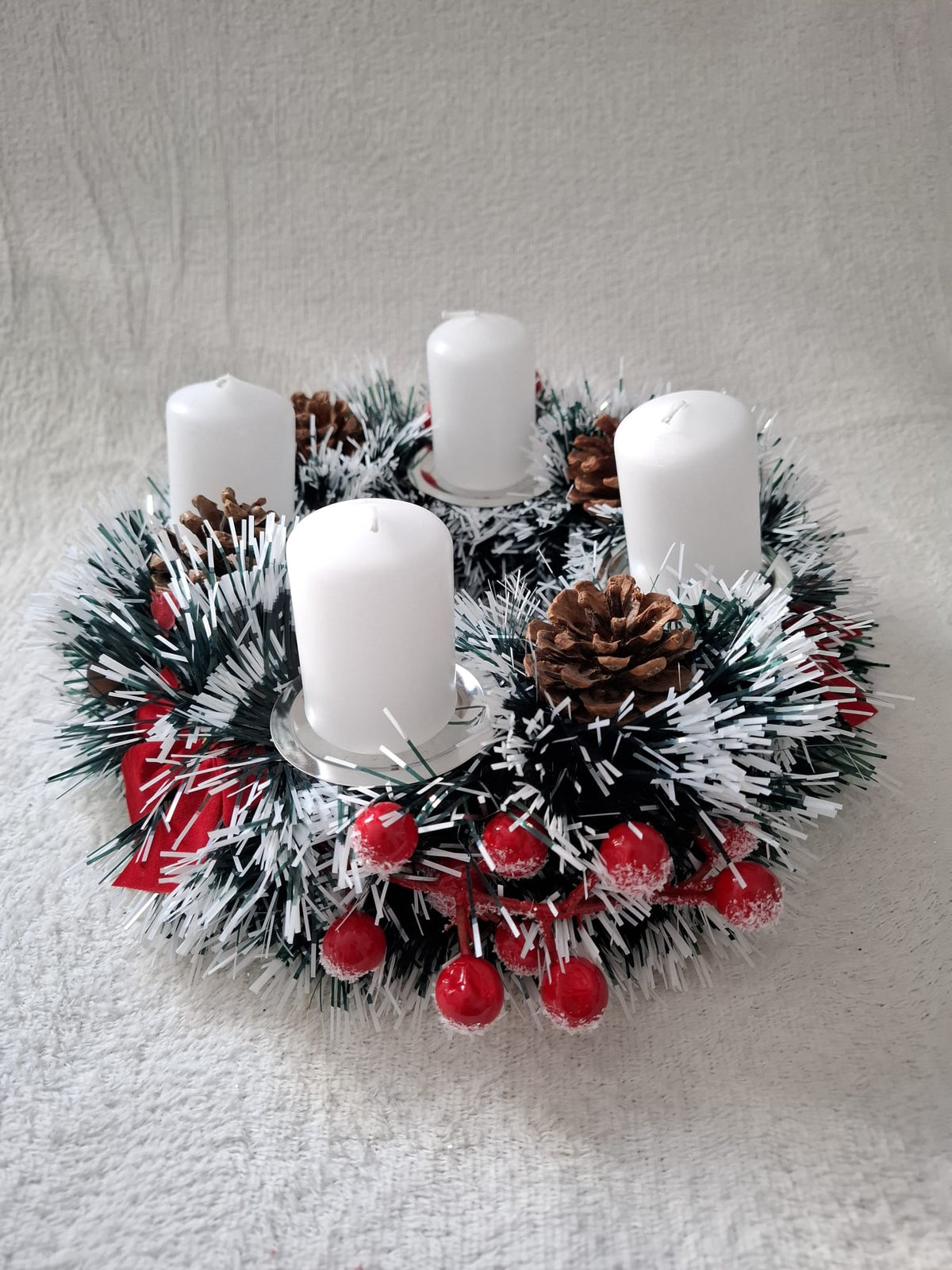 Adventskranz „Winterweiß“ – Verschneiter Tischkranz mit 4 weißen Kerzen, Zapfen & roten Beeren