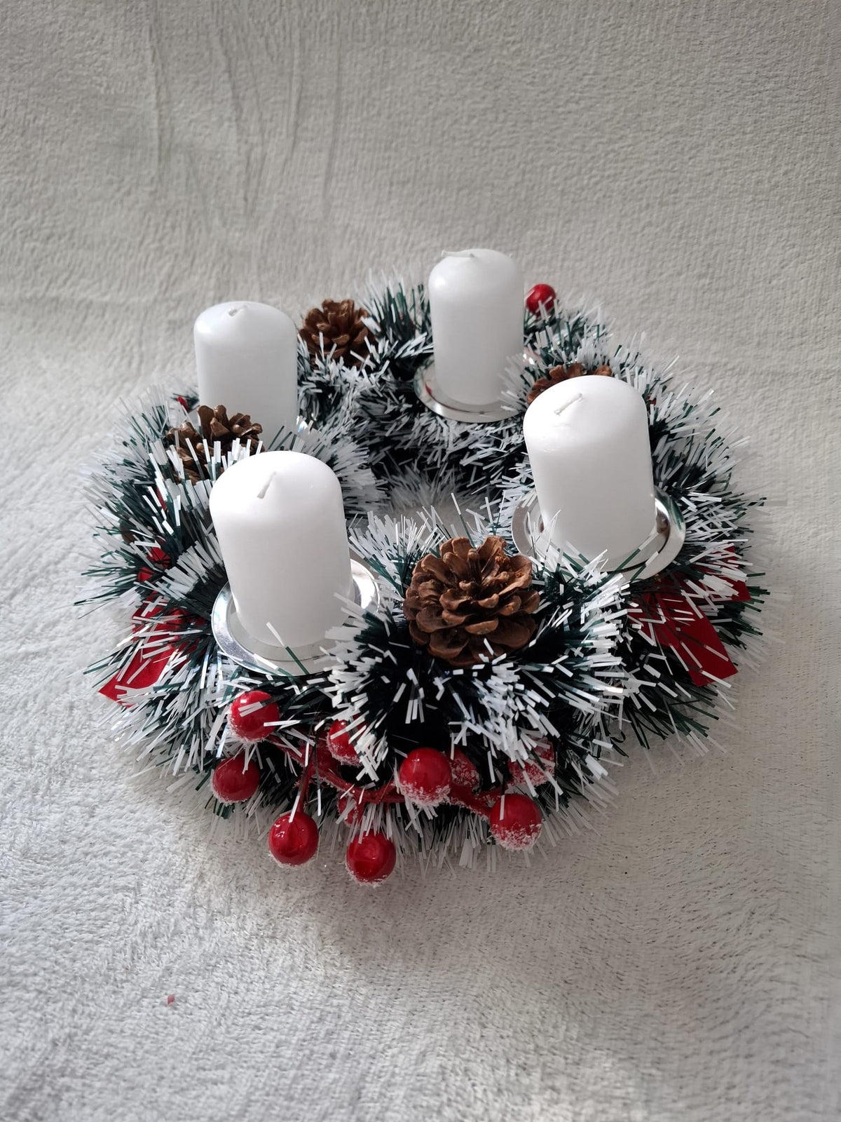 Adventskranz „Winterweiß“ – Verschneiter Tischkranz mit 4 weißen Kerzen, Zapfen & roten Beeren