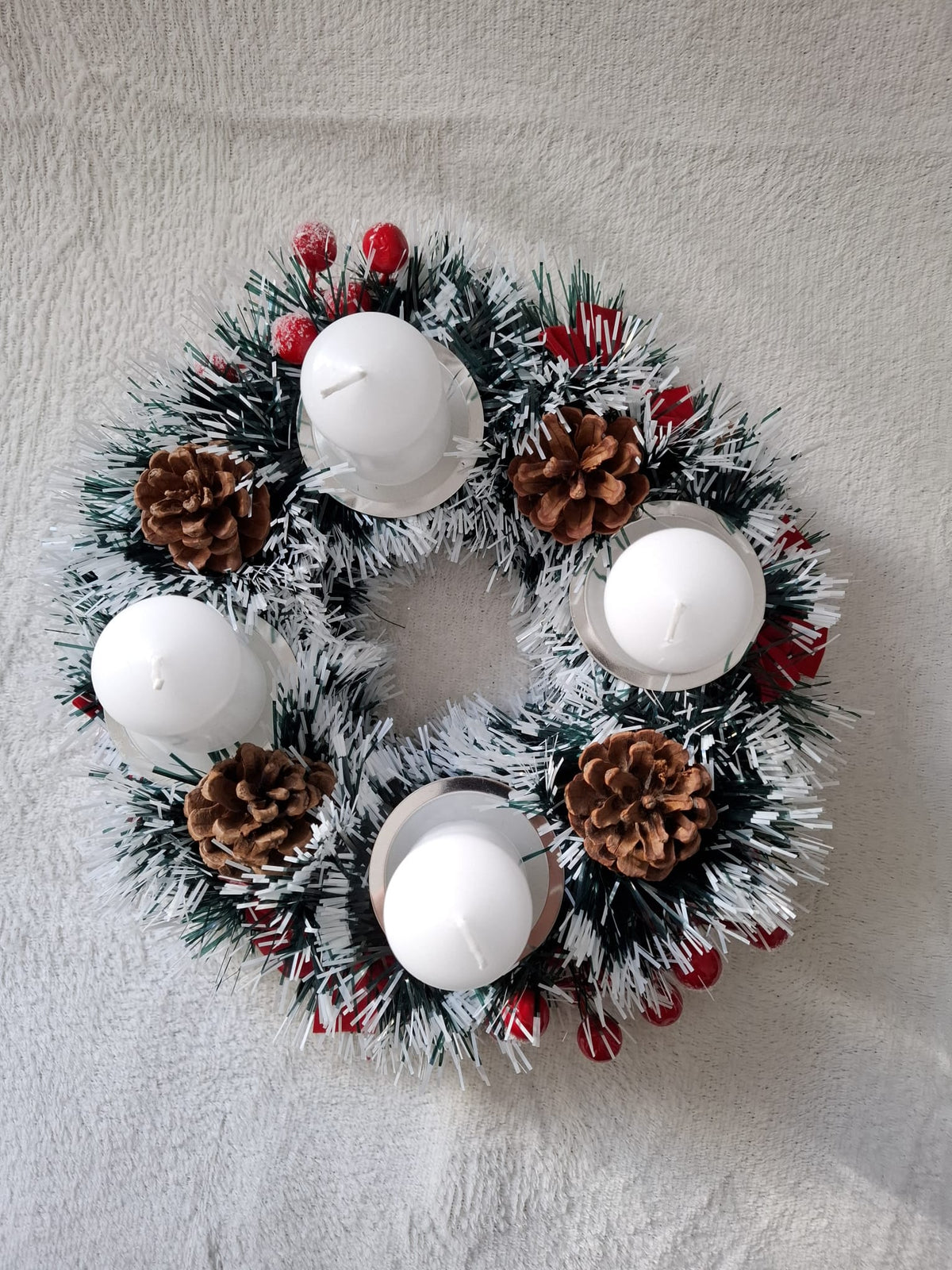 Adventskranz „Winterweiß“ – Verschneiter Tischkranz mit 4 weißen Kerzen, Zapfen & roten Beeren