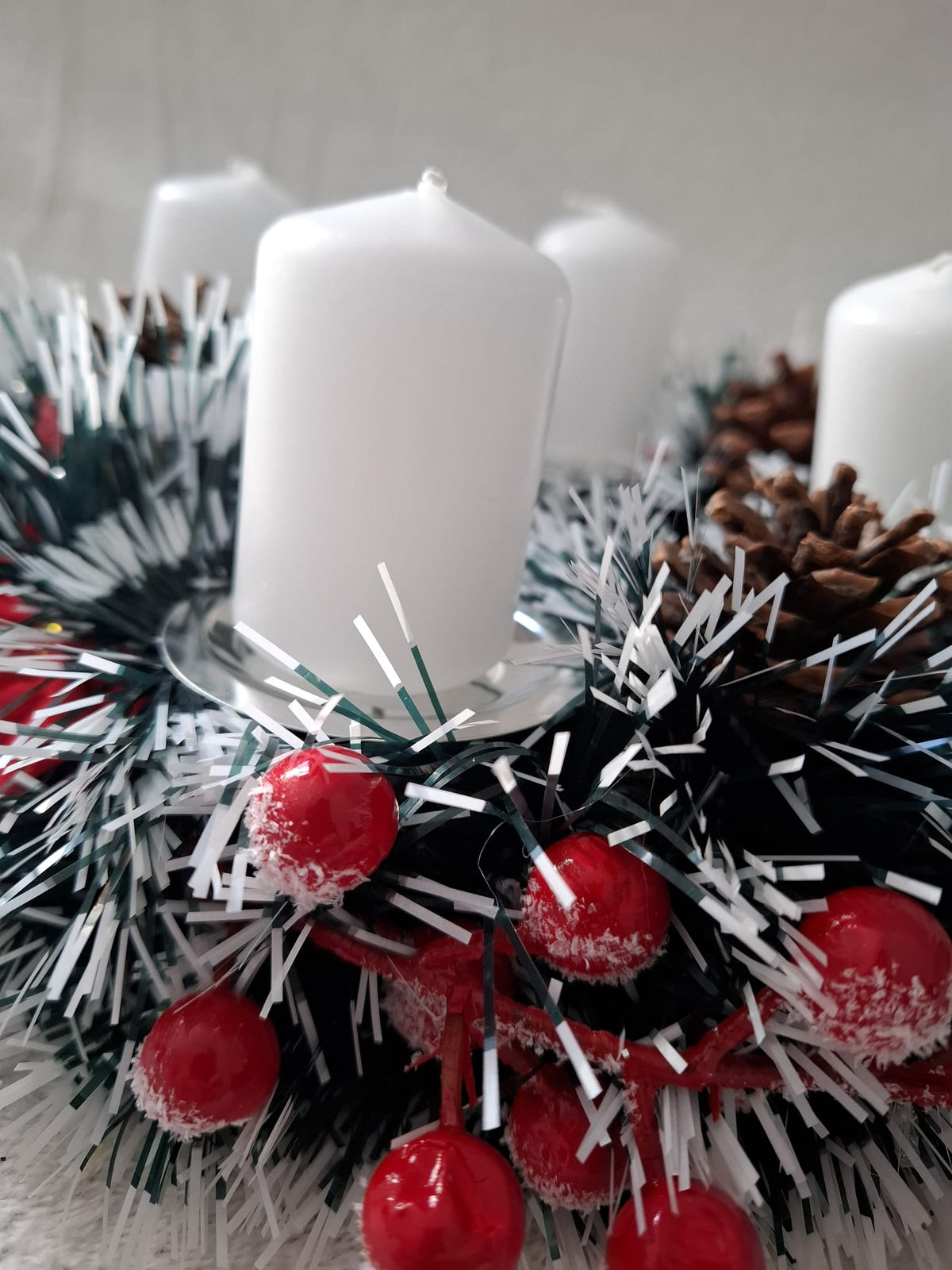 Adventskranz „Winterweiß“ – Verschneiter Tischkranz mit 4 weißen Kerzen, Zapfen & roten Beeren