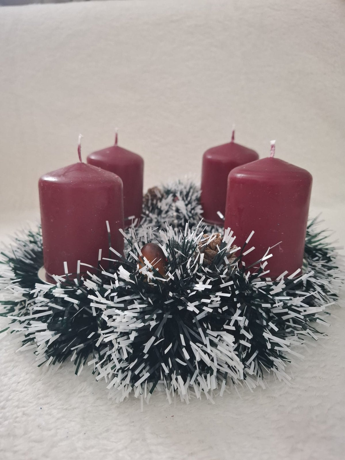 Adventskranz „Bordeaux“ – Verschneiter Tischkranz mit 4 dunkelroten Kerzen, Eicheln & Fliegenpilzen