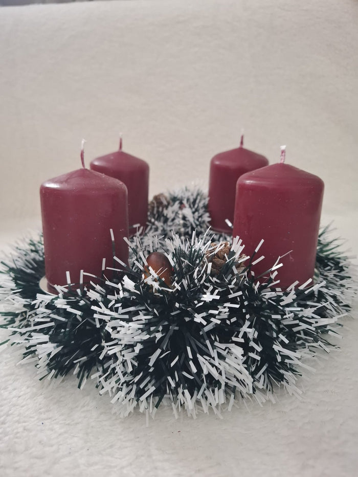 Adventskranz „Bordeaux“ – Verschneiter Tischkranz mit 4 dunkelroten Kerzen, Eicheln & Fliegenpilzen