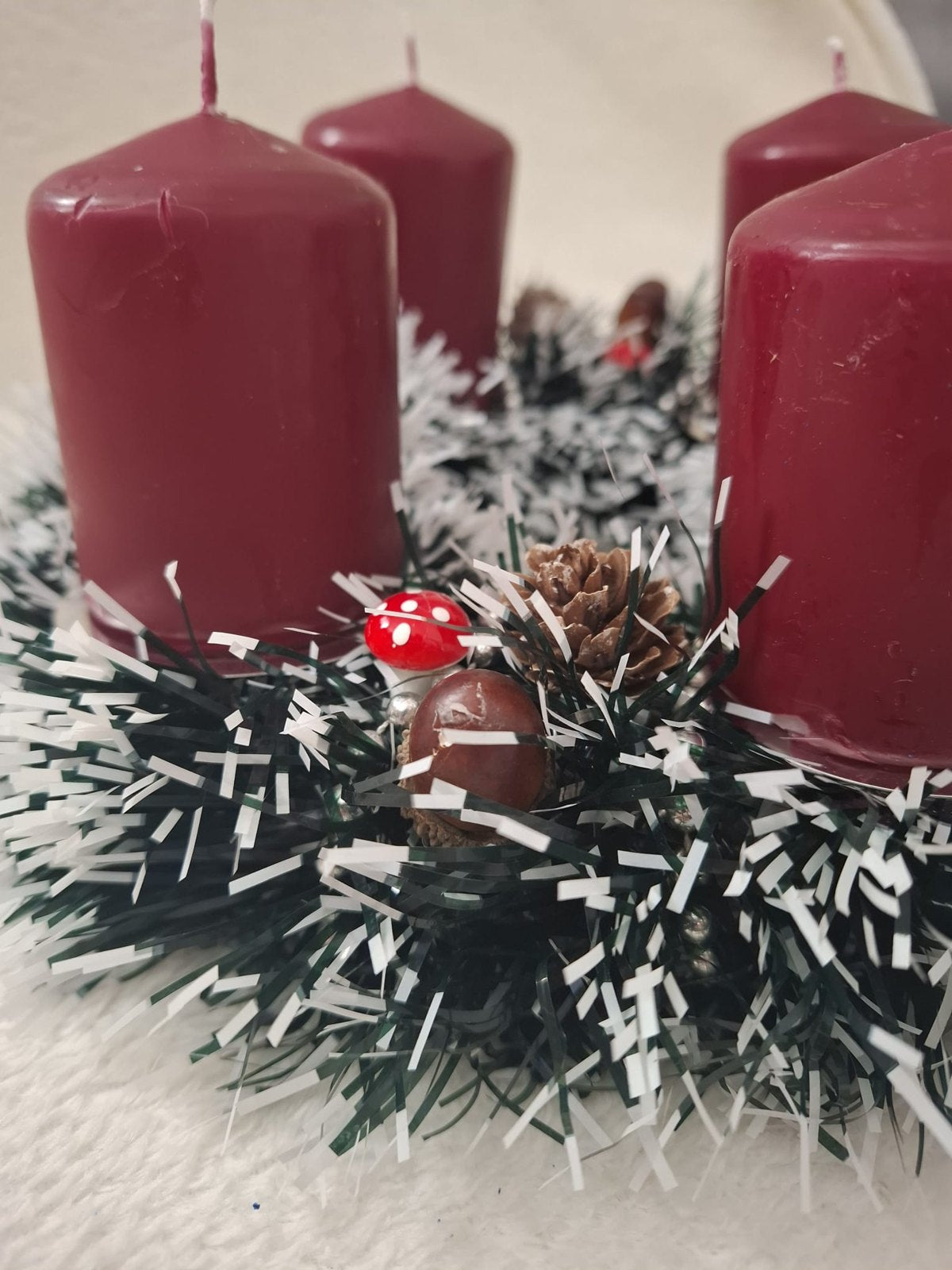 Adventskranz „Bordeaux“ – Verschneiter Tischkranz mit 4 dunkelroten Kerzen, Eicheln & Fliegenpilzen