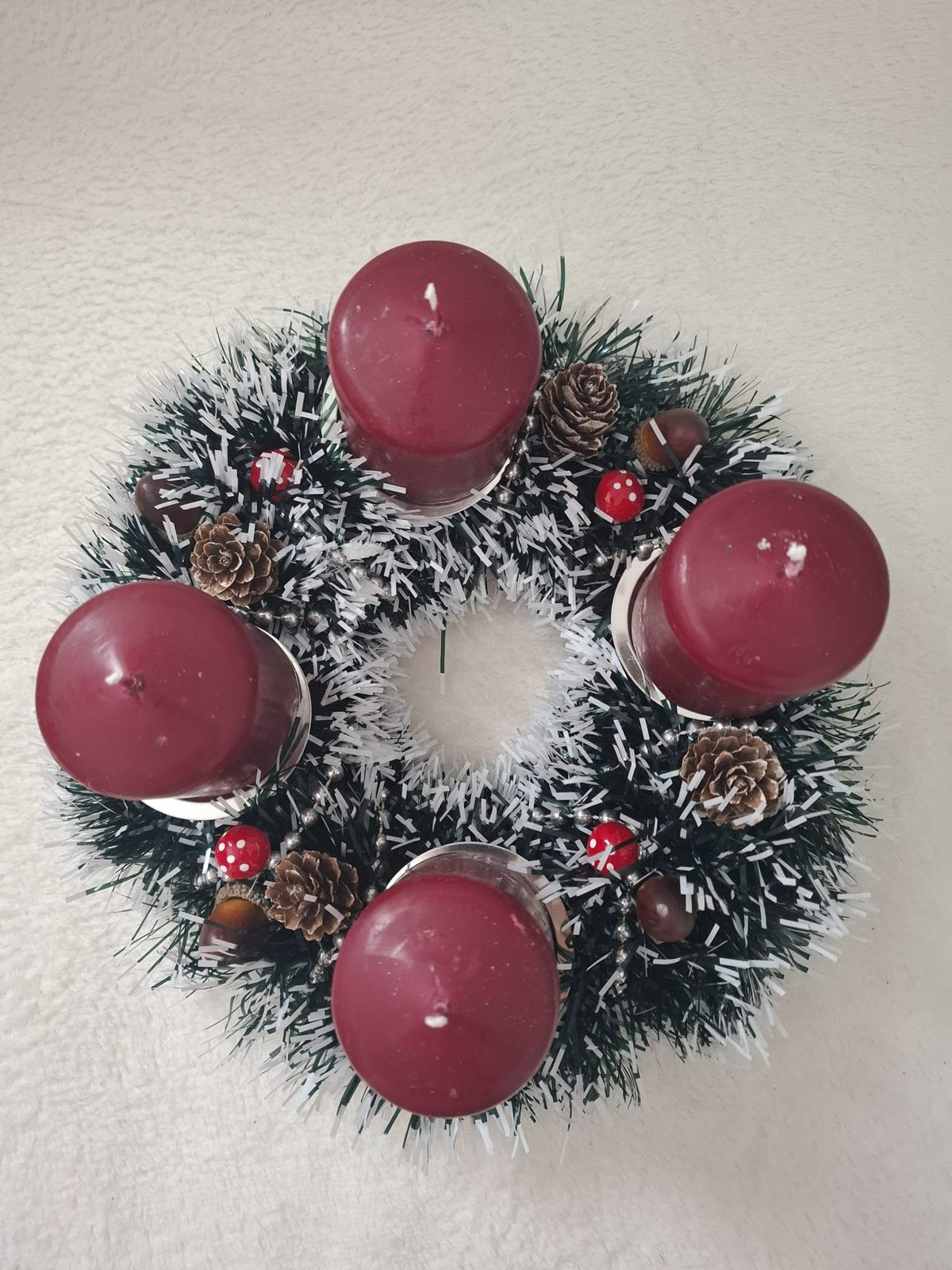 Adventskranz „Bordeaux“ – Verschneiter Tischkranz mit 4 dunkelroten Kerzen, Eicheln & Fliegenpilzen