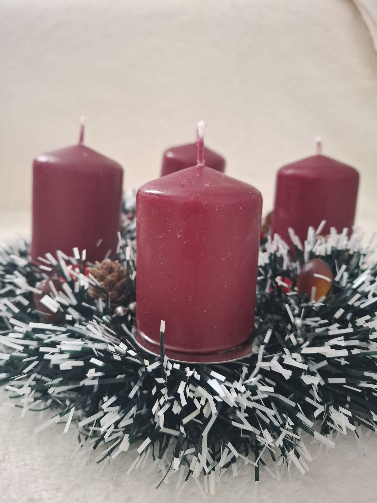 Adventskranz „Bordeaux“ – Verschneiter Tischkranz mit 4 dunkelroten Kerzen, Eicheln & Fliegenpilzen