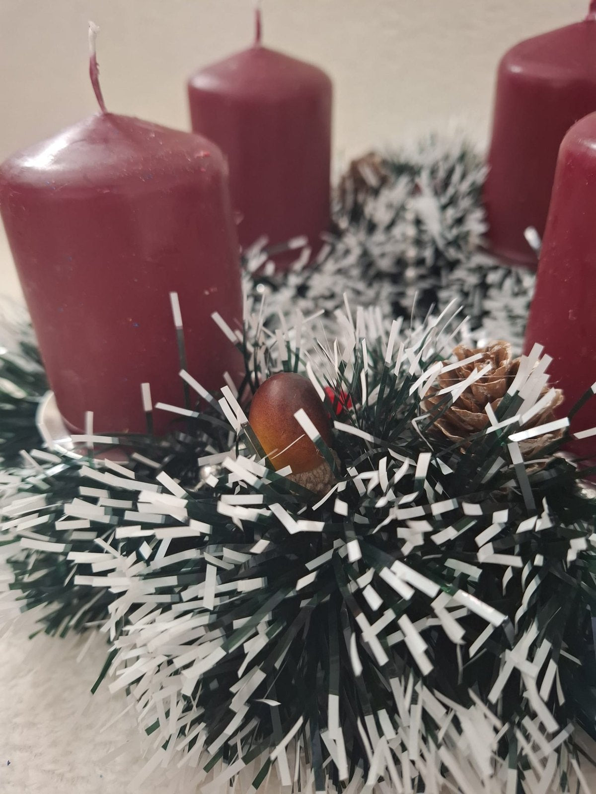 Adventskranz „Bordeaux“ – Verschneiter Tischkranz mit 4 dunkelroten Kerzen, Eicheln & Fliegenpilzen