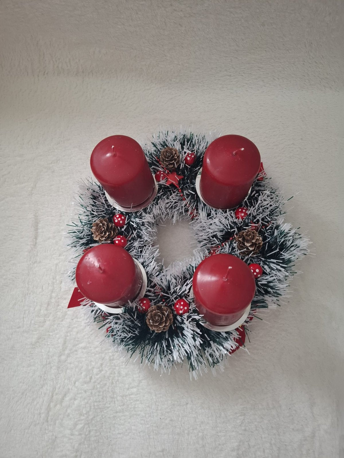 Adventskranz „Rote Schleife“ – Verschneiter Tischkranz mit 4 roten Kerzen, Samtschleifen & Zapfen