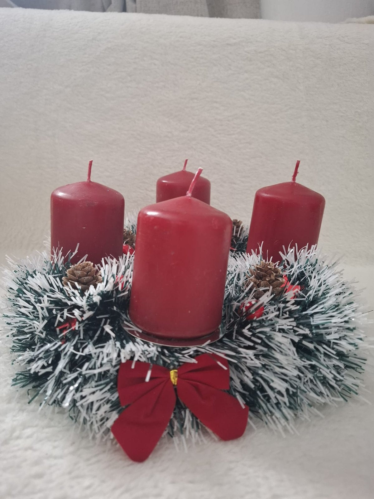 Adventskranz „Rote Schleife“ – Verschneiter Tischkranz mit 4 roten Kerzen, Samtschleifen & Zapfen