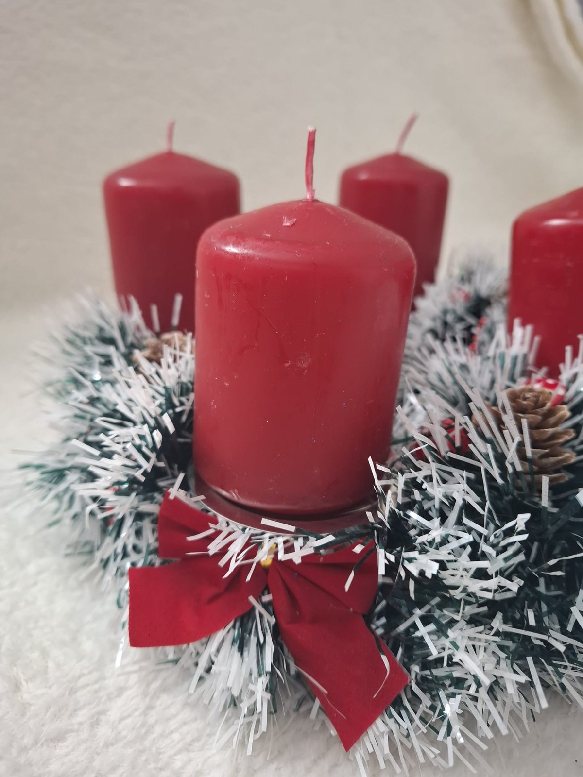 Adventskranz „Rote Schleife“ – Verschneiter Tischkranz mit 4 roten Kerzen, Samtschleifen & Zapfen