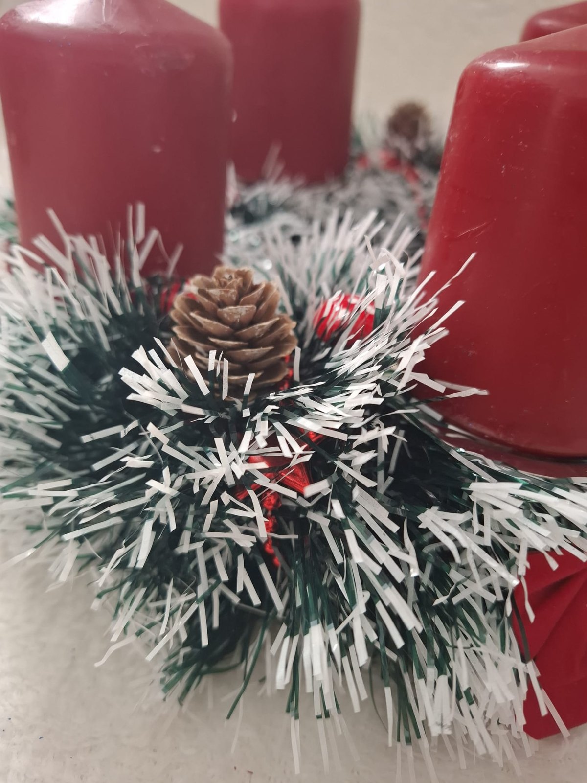 Adventskranz „Rote Schleife“ – Verschneiter Tischkranz mit 4 roten Kerzen, Samtschleifen & Zapfen