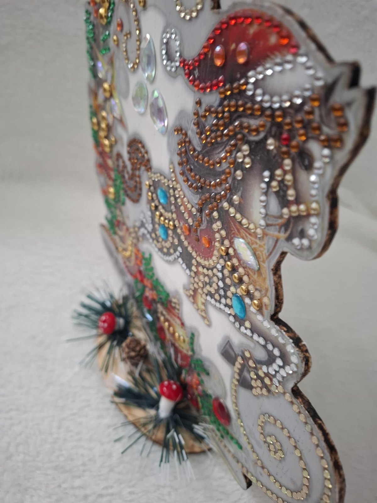 Diamond Painting Aufsteller „Weihnachtspferd“ – Glitzerndes Schaukelpferd mit Nikolausmütze auf Holzfuß