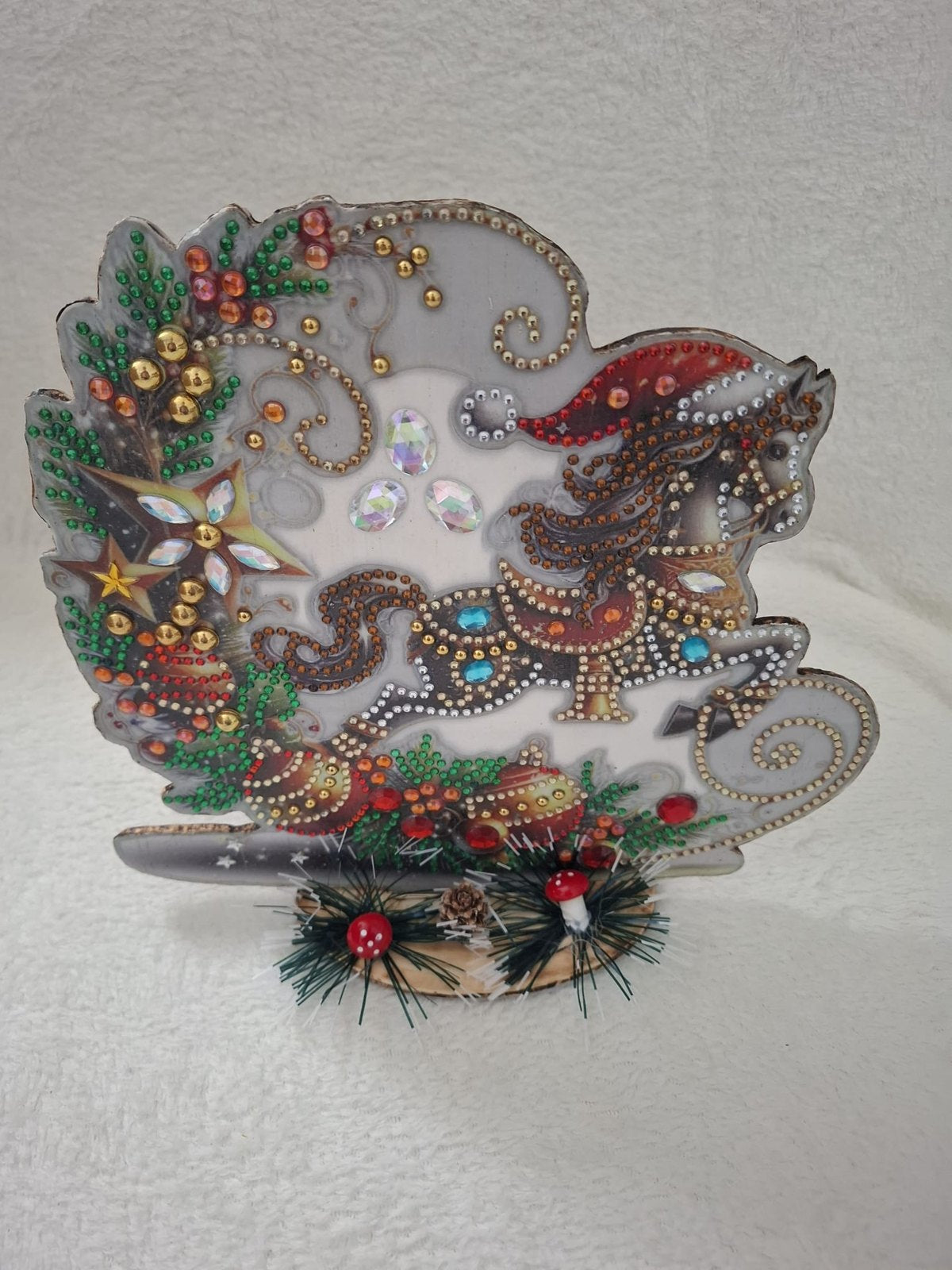 Diamond Painting Aufsteller „Weihnachtspferd“ – Glitzerndes Schaukelpferd mit Nikolausmütze auf Holzfuß