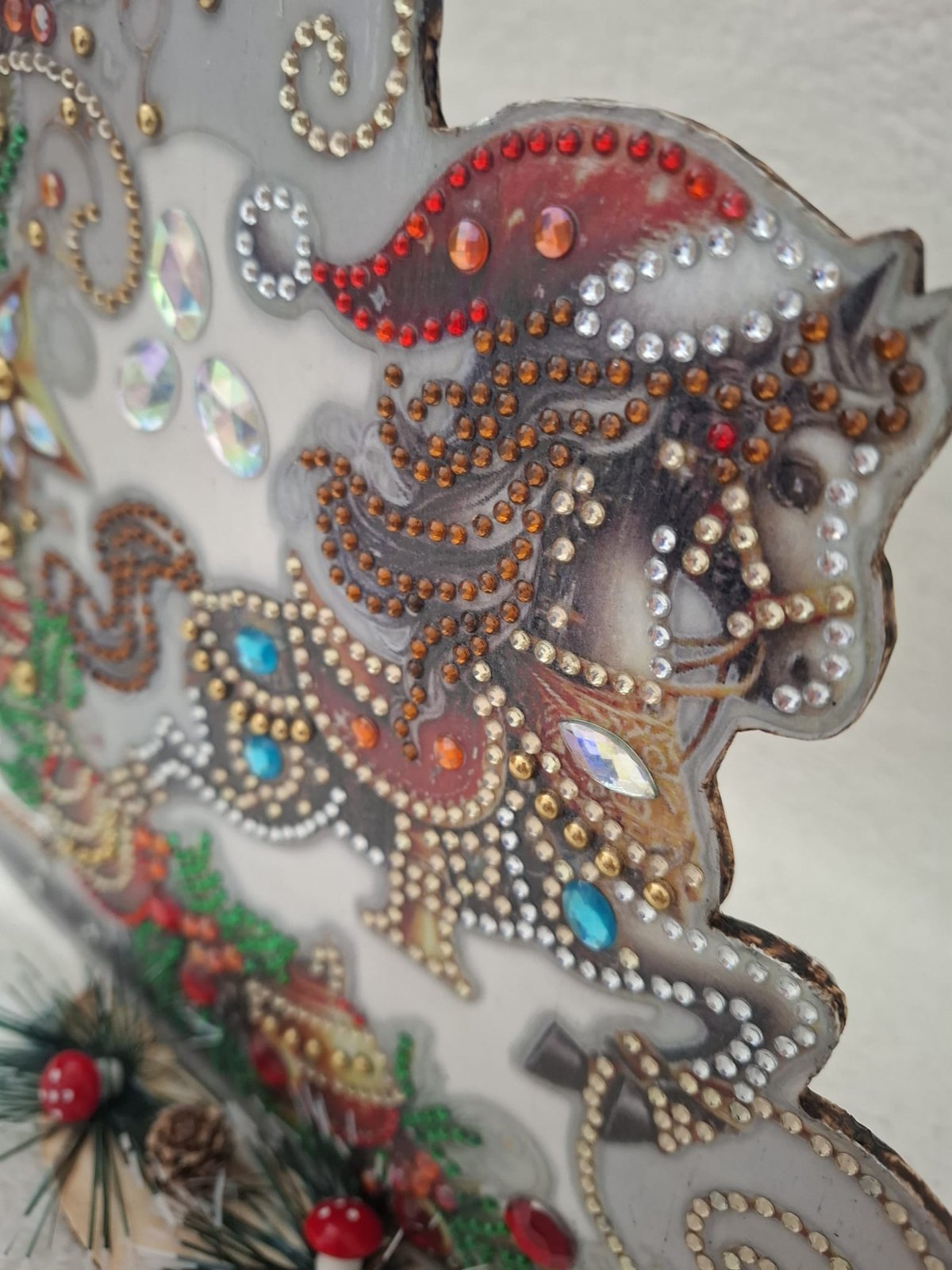 Diamond Painting Aufsteller „Weihnachtspferd“ – Glitzerndes Schaukelpferd mit Nikolausmütze auf Holzfuß