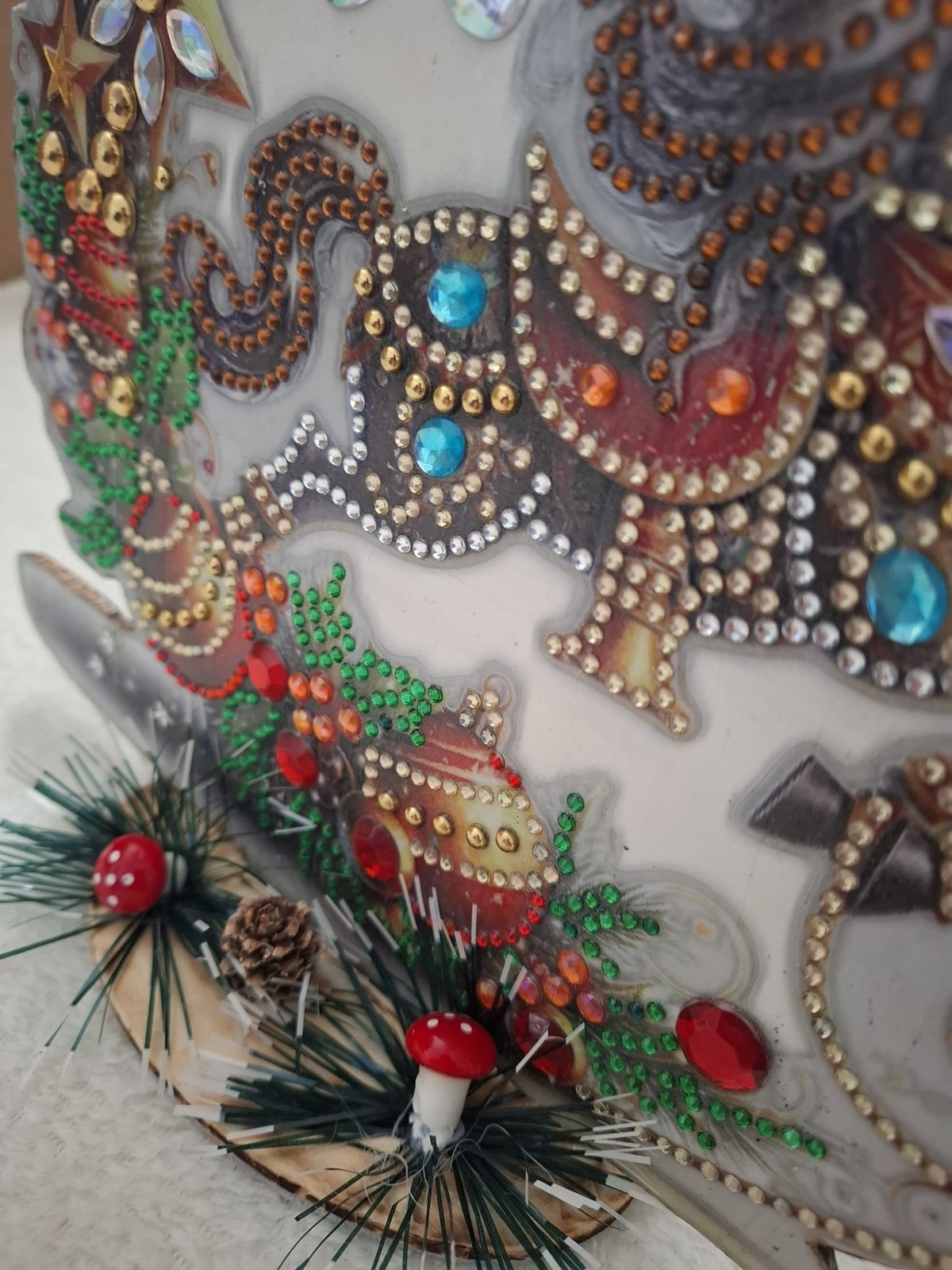 Diamond Painting Aufsteller „Weihnachtspferd“ – Glitzerndes Schaukelpferd mit Nikolausmütze auf Holzfuß