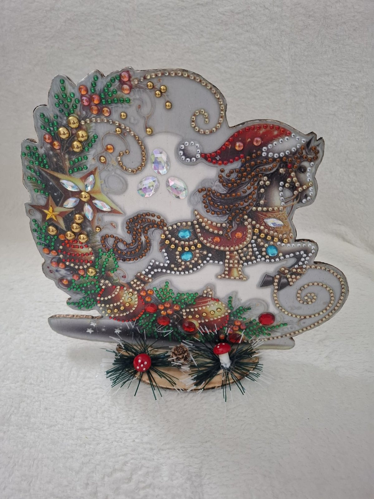 Diamond Painting Aufsteller „Weihnachtspferd“ – Glitzerndes Schaukelpferd mit Nikolausmütze auf Holzfuß