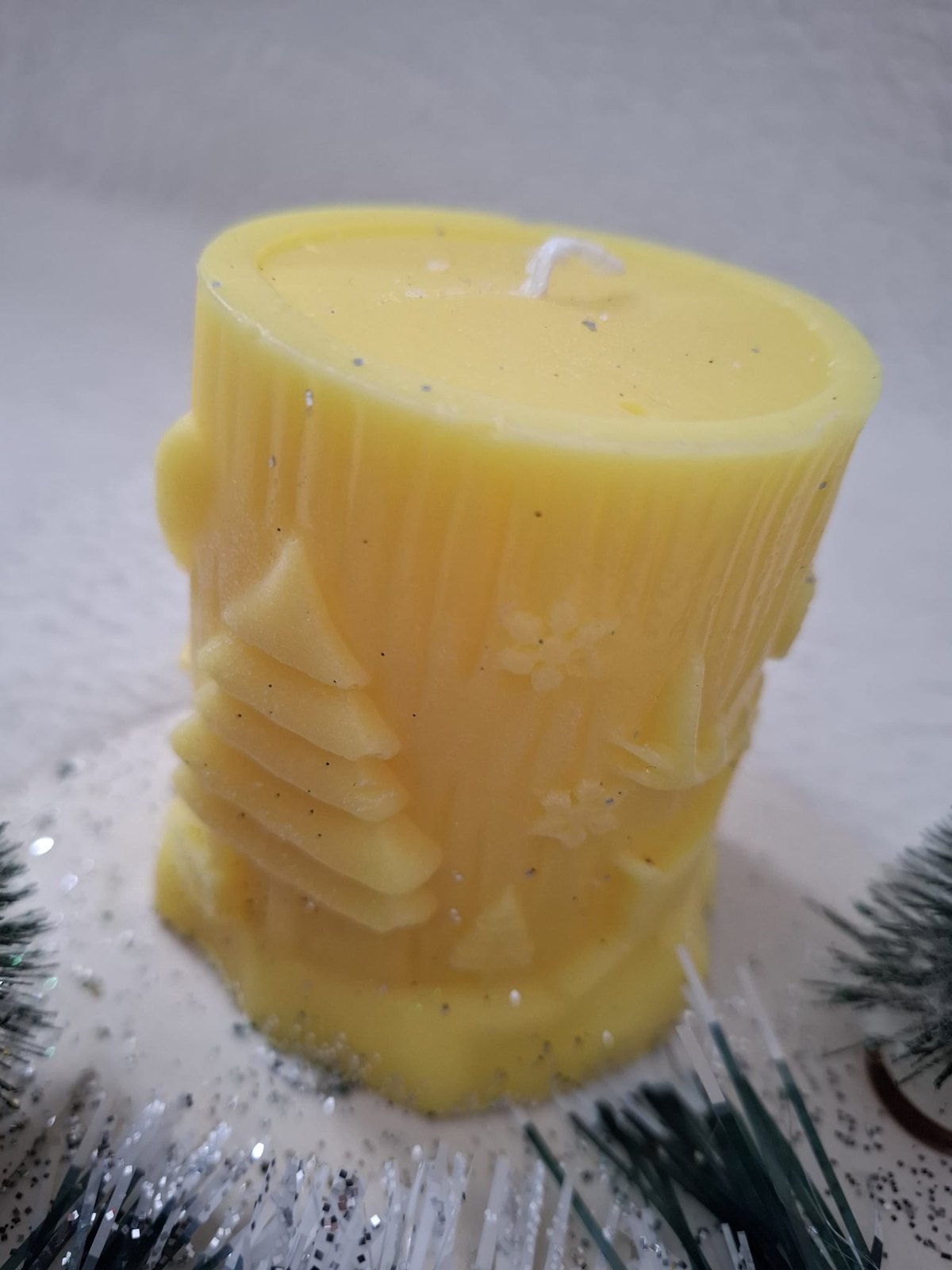 Kerzenkranz „Winterwald“ – Gelbe Motivkerze mit Tannenbäumchen, Fliegenpilzen & Geschenk