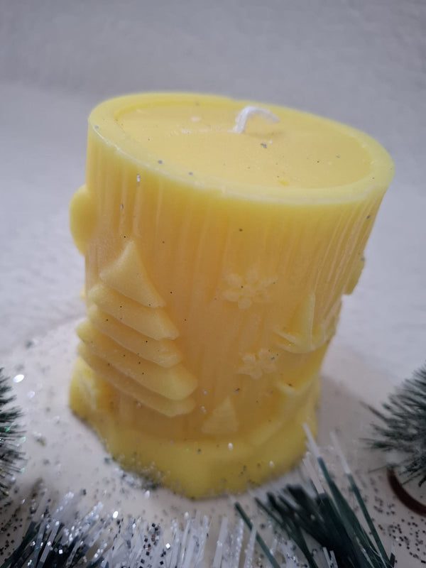Kerzenkranz „Winterwald“ – Gelbe Motivkerze mit Tannenbäumchen, Fliegenpilzen & Geschenk