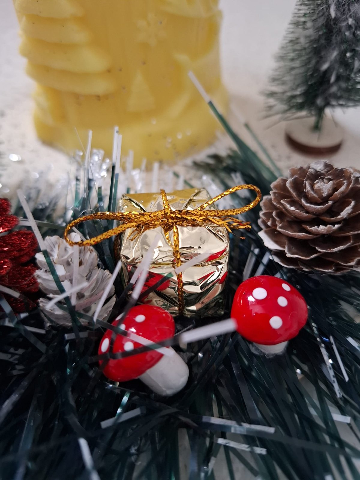 Kerzenkranz „Winterwald“ – Gelbe Motivkerze mit Tannenbäumchen, Fliegenpilzen & Geschenk