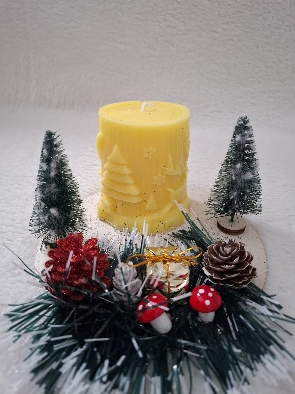 Kerzenkranz „Winterwald“ – Gelbe Motivkerze mit Tannenbäumchen, Fliegenpilzen & Geschenk