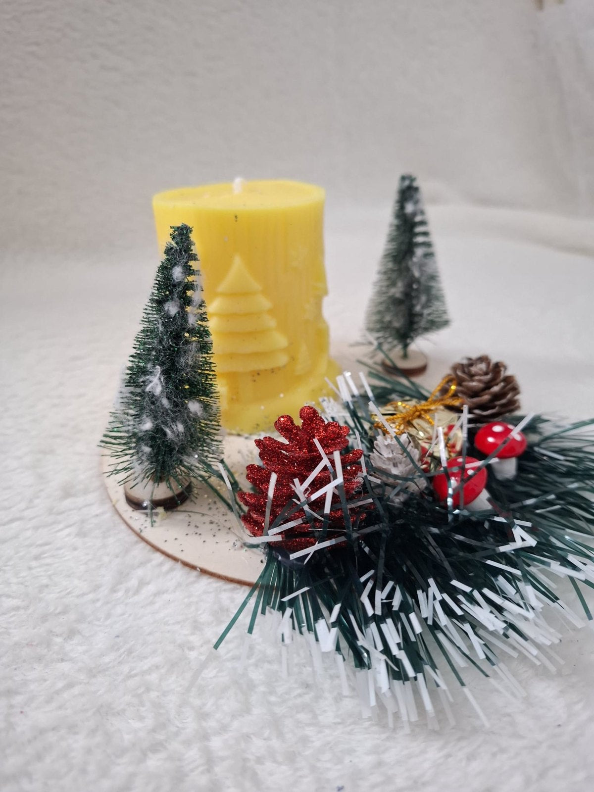 Kerzenkranz „Winterwald“ – Gelbe Motivkerze mit Tannenbäumchen, Fliegenpilzen & Geschenk