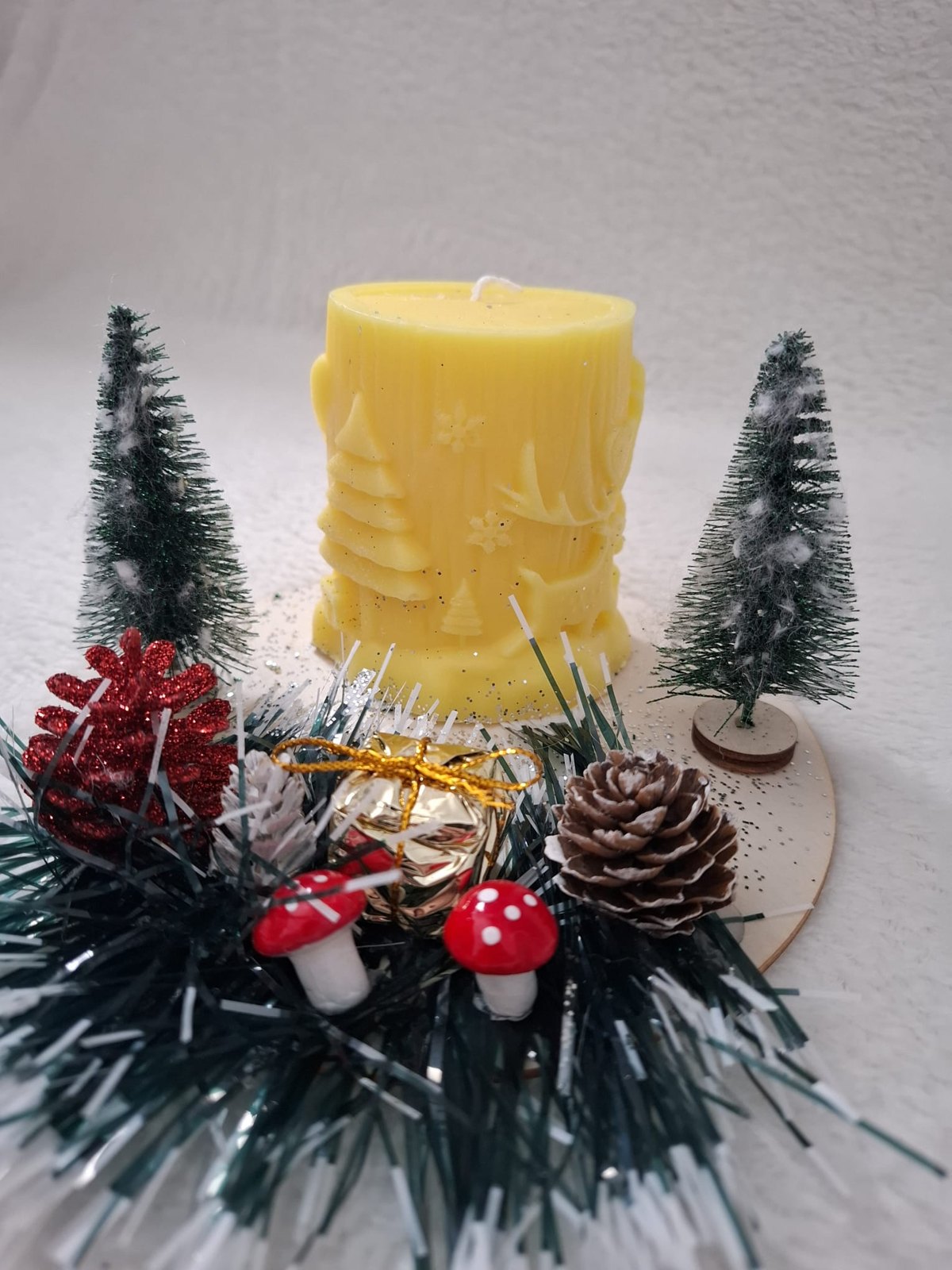 Kerzenkranz „Winterwald“ – Gelbe Motivkerze mit Tannenbäumchen, Fliegenpilzen & Geschenk