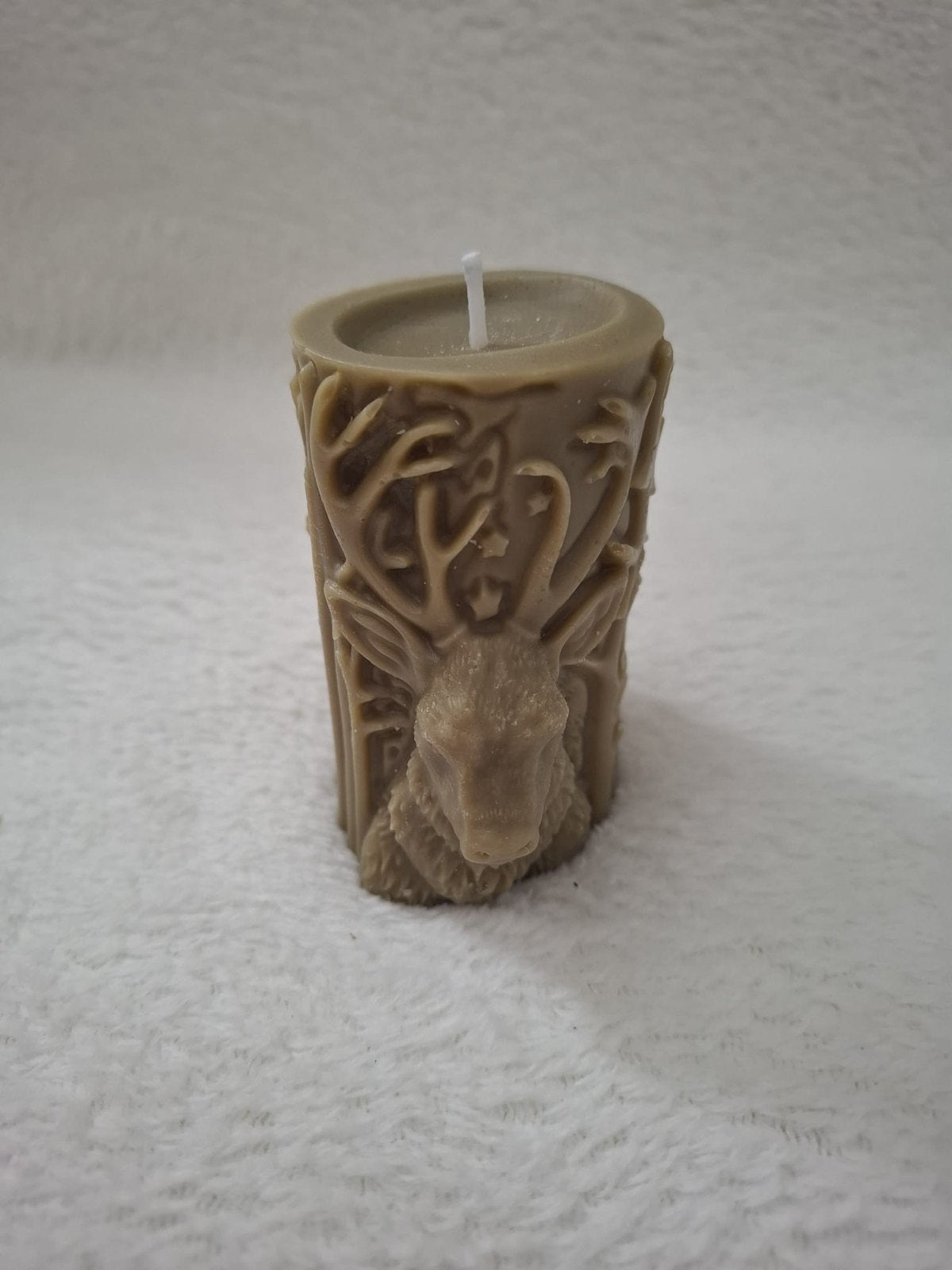 Motivkerze „Hirsch im Winterwald“ – Stumpenkerze mit Wald-Relief in Graugrün