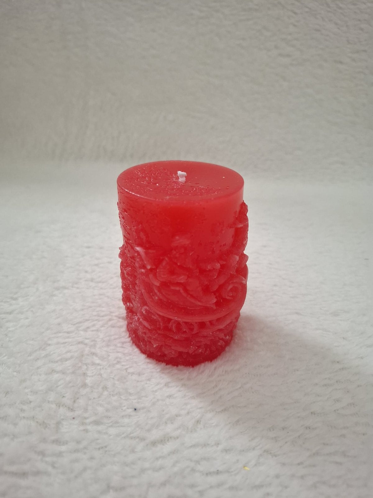 Stumpenkerze mit Ornament-Relief – Festliche Weihnachtskerze in Rot