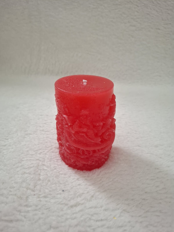 Stumpenkerze mit Ornament-Relief – Festliche Weihnachtskerze in Rot