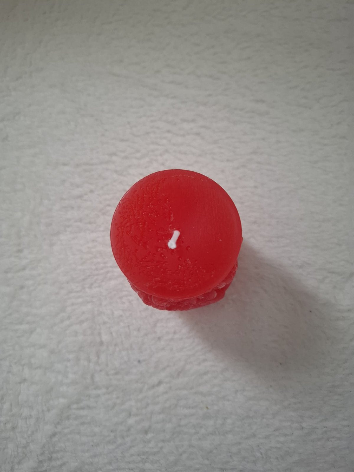 Stumpenkerze mit Ornament-Relief – Festliche Weihnachtskerze in Rot
