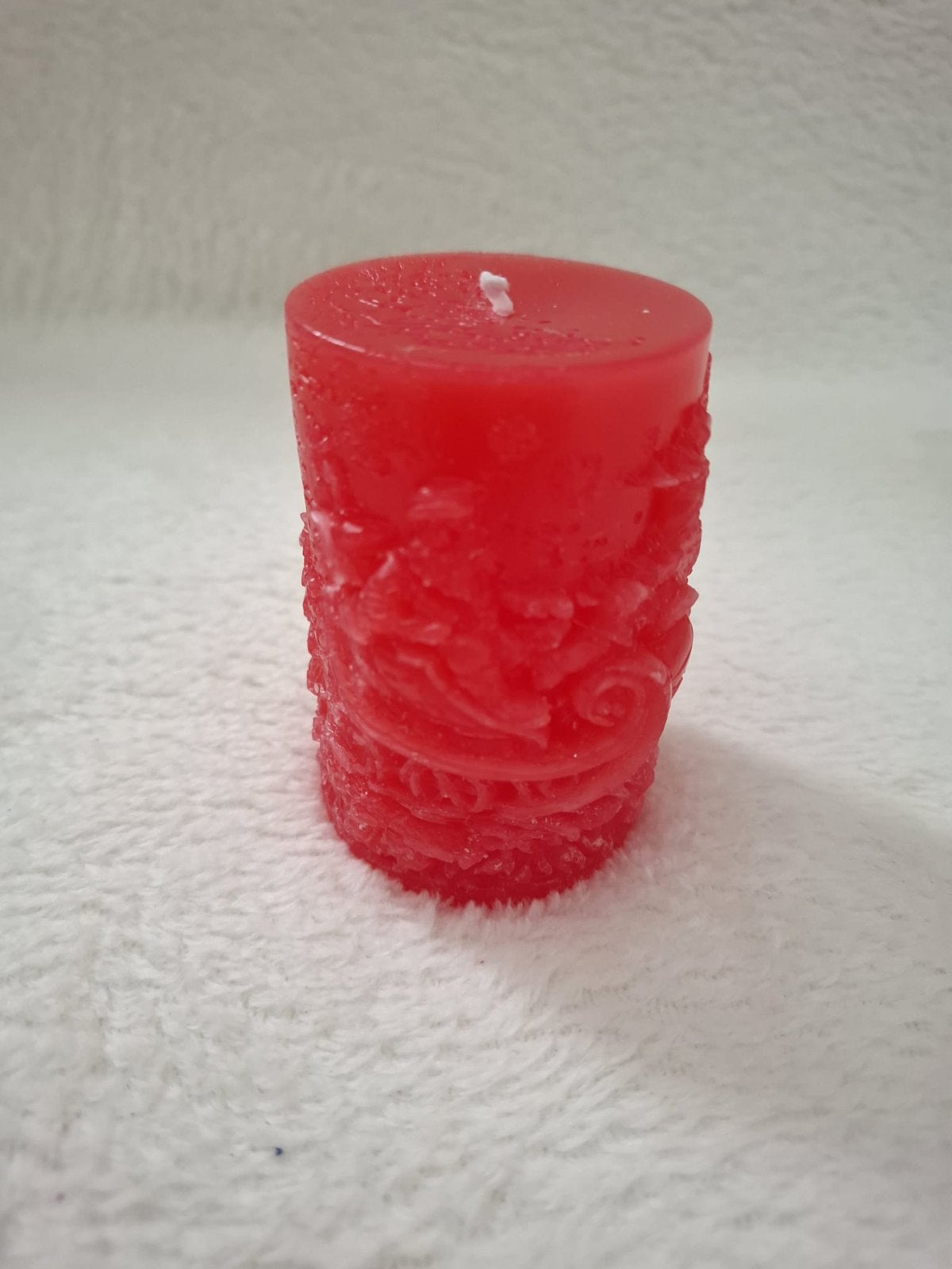 Stumpenkerze mit Ornament-Relief – Festliche Weihnachtskerze in Rot