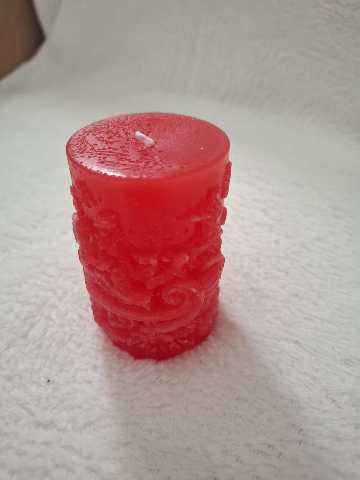 Stumpenkerze mit Ornament-Relief – Festliche Weihnachtskerze in Rot